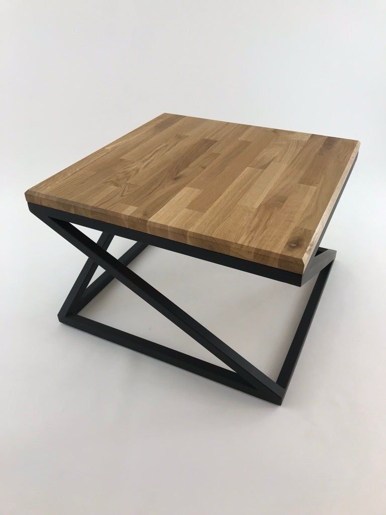 Tisch aus Holz und Metall